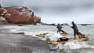  People on rafts come to the shore