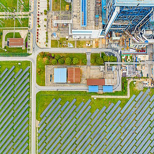 Luftbild einer Solarpanelfarm