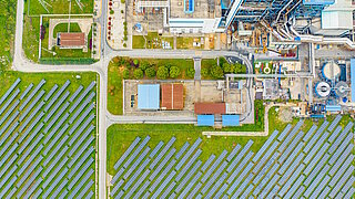 Luftbild einer Solarpanelfarm
