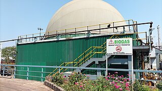 Eine Biogasanlage in Indien, die biologisch abbaubare kommunale Abfälle in komprimiertes Biogas umwandelt.