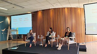 Annelie Janz-Huber (BMWK), Ana Paula Cavalcante (SNMC MMA) und Veronika Tomei (BMUV) sitzen auf Stühlen.