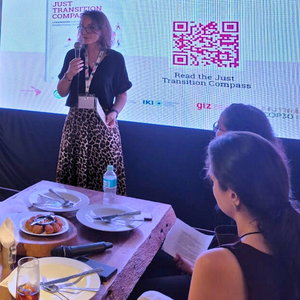 Eine Frau hält eine Präsentation. 