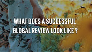 Hand, die in einem Feld mit gelben Blumen eine einzelne Blume hält, darüber weißer Text 'WHAT DOES A SUCCESSFUL GLOBAL REVIEW LOOK LIKE ?'