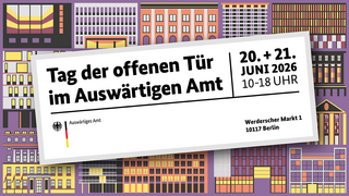 Fassade eines Gebäudes mit einem großen Plakat, das für den Tag der offenen Tür im Auswärtigen Amt am 20. und 21. Juni 2026 von 10 bis 18 Uhr wirbt
