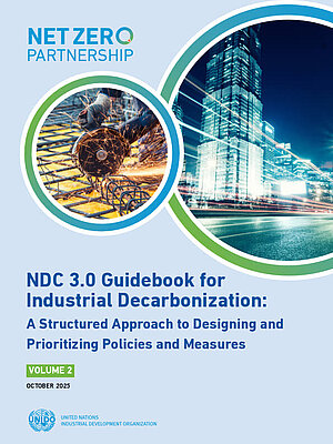 Das Cover des "NDC 3.0 Guidebook for Industrial Decarbonization: A Structured Approach to Designing and Prioritizing Policies and Measures" (Vol. 2) zeigt eine Person, die an Metall arbeitet, sowie eine beleuchtete Stadtansicht. Es handelt sich um eine Veröffentlichung der Net Zero Partnership und der UNIDO (United Nations Industrial Development Organization).