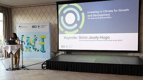 Eine Frau am Rednerpult