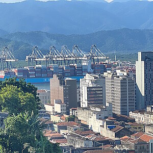 Blick auf die brasilianische Stadt Santos, im Vordergrund Gebäude, im Hintergrund Berge. 