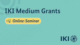 Türkisfarbener Hintergrund mit einem blauen Punktemuster. In großer Schrift ist der Text „IKI Medium Grants“ zu sehen. Dazu befindet sich ein gelbes Banner darunter mit der Bezeichnung „Online-Seminar“ und einem entsprechenden Icon.