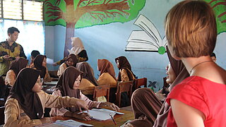 Schülerinnen und Schüler in einem Klassenzimmer in Indonesien. 