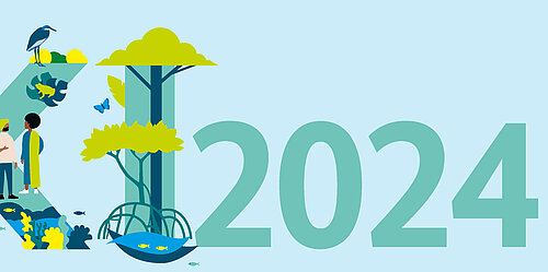 Breitformatige Illustration mit den Buchstaben „IKI“ und der Zahl „2024“, gestaltet mit nachhaltigen Elementen. Ein Hochhaus mit Solarpanel und Klimawandel-Thermometer, ein Windrad, ein Elektroroller an einer Ladestation, eine Person auf einem Lastenfahrrad, zwei Personen im Gespräch, eine grüne Landschaft mit tropischen Pflanzen, Bäumen und einem Fluss mit einer kleinen Brücke. Verschiedene Tiere, darunter ein Papagei, ein Reiher, Schmetterlinge und Fische, stehen für Biodiversität und Naturschutz.