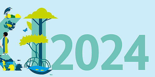 Breitformatige Illustration mit den Buchstaben „IKI“ und der Zahl „2024“, gestaltet mit nachhaltigen Elementen. Ein Hochhaus mit Solarpanel und Klimawandel-Thermometer, ein Windrad, ein Elektroroller an einer Ladestation, eine Person auf einem Lastenfahrrad, zwei Personen im Gespräch, eine grüne Landschaft mit tropischen Pflanzen, Bäumen und einem Fluss mit einer kleinen Brücke. Verschiedene Tiere, darunter ein Papagei, ein Reiher, Schmetterlinge und Fische, stehen für Biodiversität und Naturschutz.