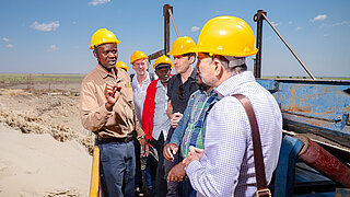 The photo shows members of the SPAR6C project team.