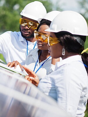Afroamerikanische Techniker überprüfen Solarzellen t