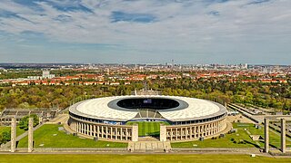 Das Berliner Olympiastation in einer Luftaufnahme von schräg oben.