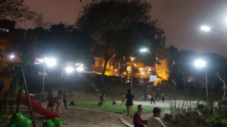 Ein Spielplatz am Roten Fluss in Hanoi bei Nacht, beleuchtet mit solarbetriebenen Lichtern.