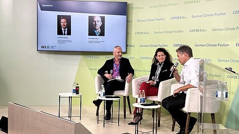 Drei Personen in einer Gesprächsrunde