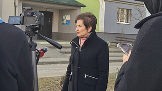 Eine Frau wird interviewt 