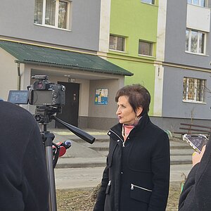 Eine Frau wird interviewt 