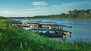 An einem Ufer des Amazonas liegen zahlreiche traditionelle Fischerboote