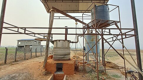 Destillationsanlage für ätherische Öle mit Metallstruktur und Wassertank.