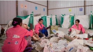 Indische Frauen sortieren Müll für Recycling 