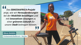 Eine junge Frau in einem orangefarbenen Trikot steht lächelnd neben einem E-Bike, mit einem eingeblendeten Zitat über nachhaltige Mobilität vom EBikes4Africa-Projekt.