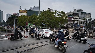 Vielbefahrene Straße: Autos und Motorräder