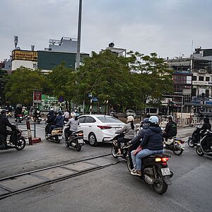 Vielbefahrene Straße: Autos und Motorräder
