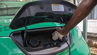 Laden eines Elektroautos. 