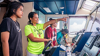 Drei Frauen am Steuer eines Segelfrachters