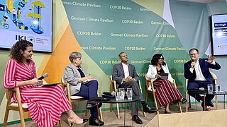 Fünf Personen auf einer Podiumsdiskussion 