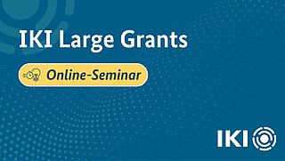 Blauer Hintergrund mit einem hellblauen Punktemuster. In großer Schrift ist der Text „IKI Large Grants“ zu sehen. Dazu befindet sich ein gelbes Banner darunter mit der Bezeichnung „Online-Seminar“ und einem entsprechenden Icon.