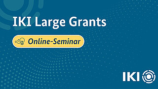Blauer Hintergrund mit einem hellblauen Punktemuster. In großer Schrift ist der Text „IKI Large Grants“ zu sehen. Dazu befindet sich ein gelbes Banner darunter mit der Bezeichnung „Online-Seminar“ und einem entsprechenden Icon.