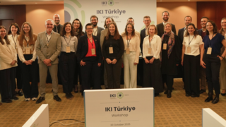 Eine Gruppe von Fachleuten steht zusammen für ein Gruppenfoto bei der IKI Türkei-Veranstaltung.