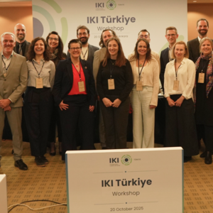 Eine Gruppe von Fachleuten steht zusammen für ein Gruppenfoto bei der IKI Türkei-Veranstaltung.
