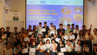 Etwa 50 Kinder und Jugendliche mit Zertifikaten in der Hand stehen in einem geschlossenen Raum zusammen und lachen in die Kamera.