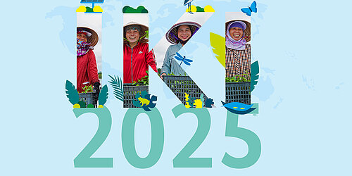Vier Personen mit Hüten stehen hinter den Buchstaben "IKI" und der Zahl "2025", umgeben von grafischen Elementen wie Pflanzen, einem Solarpanel, einem Vogel und einem Schmetterling
