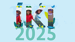 Vier Personen mit Hüten stehen hinter den Buchstaben "IKI" und der Zahl "2025", umgeben von grafischen Elementen wie Pflanzen, einem Solarpanel, einem Vogel und einem Schmetterling