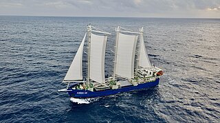 Ein Segelschiff auf dem Meer. 