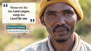 Ein Mann mit einer gelben Mütze, der mit dem !Khwa ttu Restoration Team in Verbindung steht, lächelt. Das Zitat von Hendreas Vaalbooi lautet: 'Wenn wir für das Land sorgen, sorgt das Land für uns.'