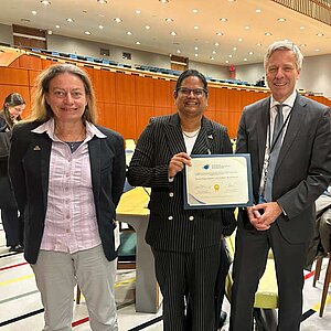 Vier Personen, zwei Männer und zwei Frauen, bei einer Preisverleihung. 