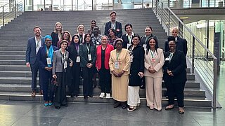 Gruppenbild auf einer Treppe