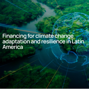 Globus mit hervorgehobenen Linien über einer grünen Waldlandschaft, Text 'Financing for climate change adaptation and resilience in Latin America'.Globus mit hervorgehobenen Linien über einer grünen Waldlandschaft, Text 'Financing for climate change adaptation and resilience in Latin America'.