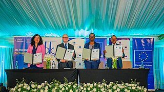 Vier Personen auf einer Bühne. 