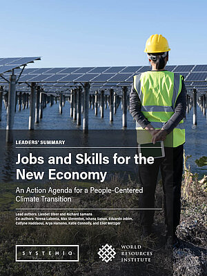 Eine Person im Bauhelm und Reflektionsweste vor einem Wasser-Solarkraftwerk. Bericht über Jobs und Fähigkeiten in der neuen Wirtschaft.