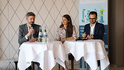 Drei Personen auf einer Bühne