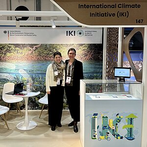 IKI-Stand mit zwei Personen auf dem IUCN Weltkongress.