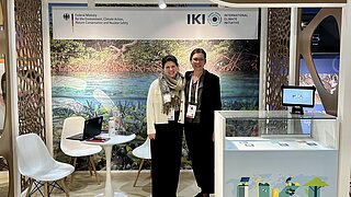 IKI-Stand mit zwei Personen auf dem IUCN Weltkongress.