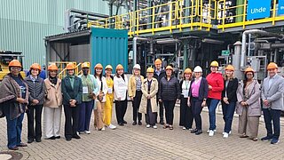 Gruppenbild, aufgenommen in einer Werkshalle