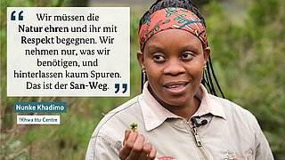 Eine Person mit einem bunten Stirnband und einem beigen Hemd, die eine kleine Pflanze hält, mit einem Zitat über den Respekt vor der Natur und das Hinterlassen kaum spürbarer Spuren, zugeschrieben an Nunke Khadimo vom !Khwa ttu Centre.
